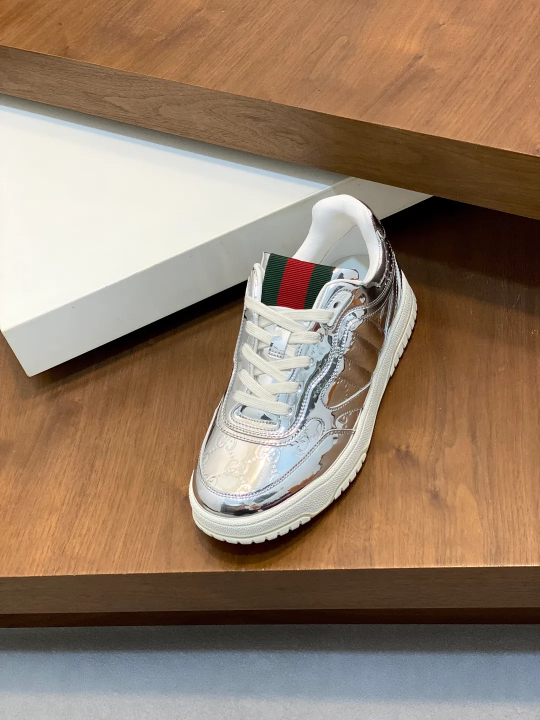 Men's Shoes 💰660 𝐆𝐮𝐜𝐜𝐢 𝐑𝐞-𝐖𝐞𝐛 As the first sneaker created by Sabato De Sarno for Gucci, the Re-Web series reinterprets the brand's classic stripes and sets off the modern silhouette design with bold and unique details. These shoes are crafted from white leather. This new sneaker is ingeniously decorated with many of the brand's classic details, and is equipped with a bright red and green webbing tongue, which will make people fall in love at first sight. White leather treated with a special process for softness and luster, with an embossed grainy texture. Script Gucci logo and interlocking G web label with Interlocking G and script Gucci logo. Rubber outsole with interlocking G detail eyelets. Web tongue. Size: 39-44 (customized for sizes 38 and 45)